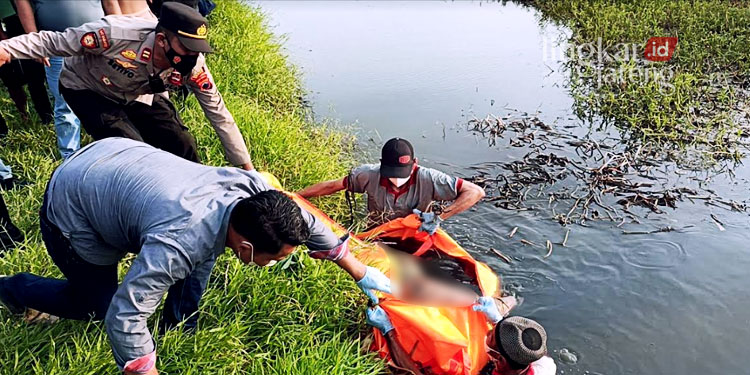 Seorang Wanita Ditemukan Tewas Mengambang di Sungai Tulung Demak