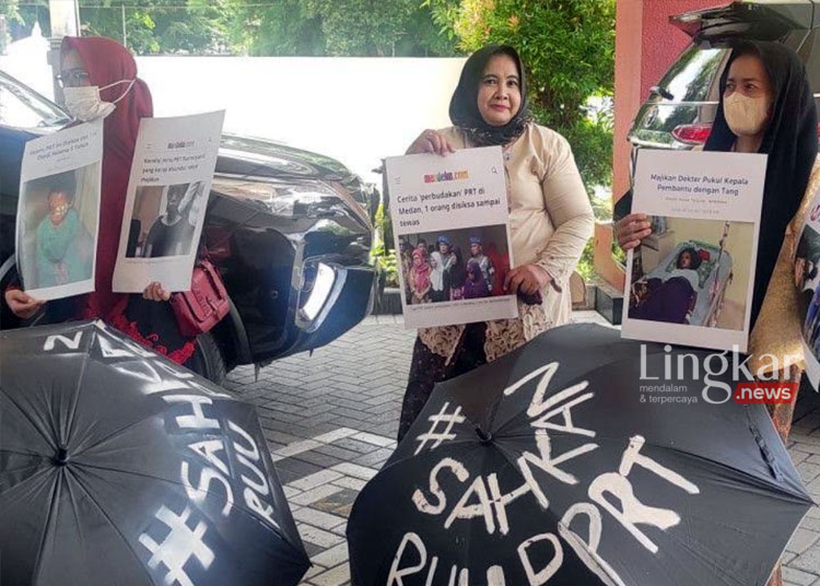 Ibu-Ibu di Surabaya Demo Tuntut RUU PPRT Disahkan