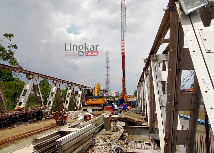 Kejar Target, Crane dan Pekerja Proyek Jembatan Juwana Pati Ditambah