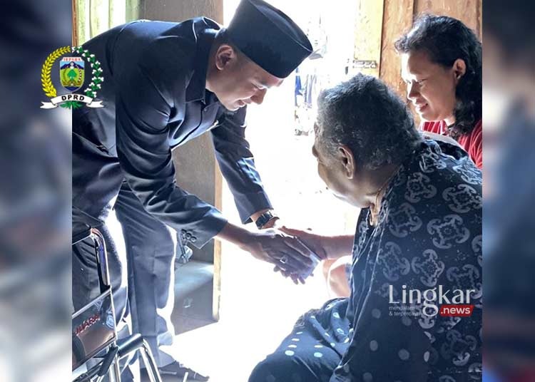 Ketua DPRD Jepara Berikan Bantuan Kursi Roda pada Warga Penderita Stroke
