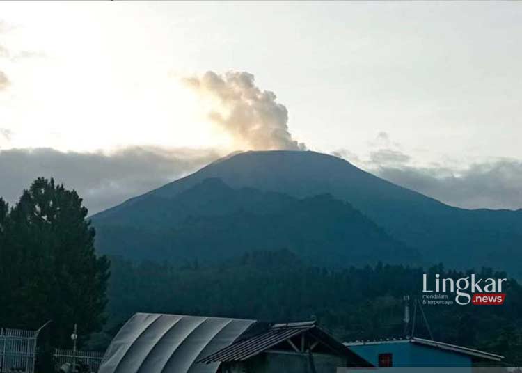 Gunung Slamet Berstatus Waspada, Masyarakat Diimbau Jauhi Radius 2 Km dari Puncak