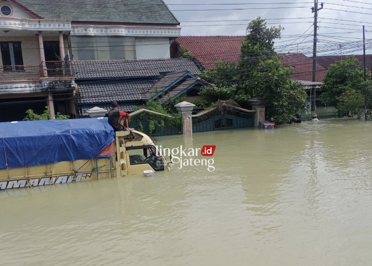 Jalan Pantura Demak-Kudus Banjir hingga 2 Meter Sebabkan Macet,  Pengendara Dialihkan Lewat Trengguli-Jepara