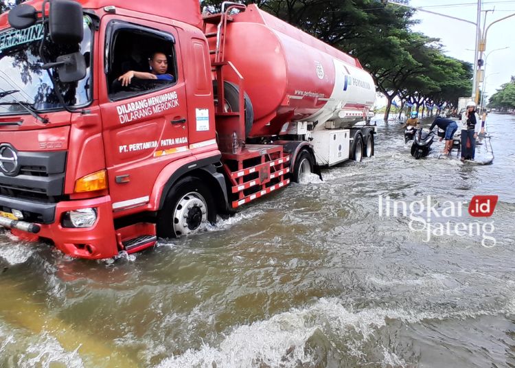 Jalur Pantura Karanganyar Demak Ditutup, Kendaraan Nekat Terobos Banjir bakal Kena Tilang