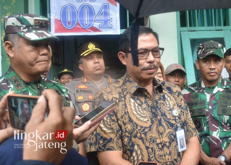 Pangdam IV/Diponegoro Bersama Pj Gubernur Jateng Kunjungi TPS Terdampak Banjir di Demak