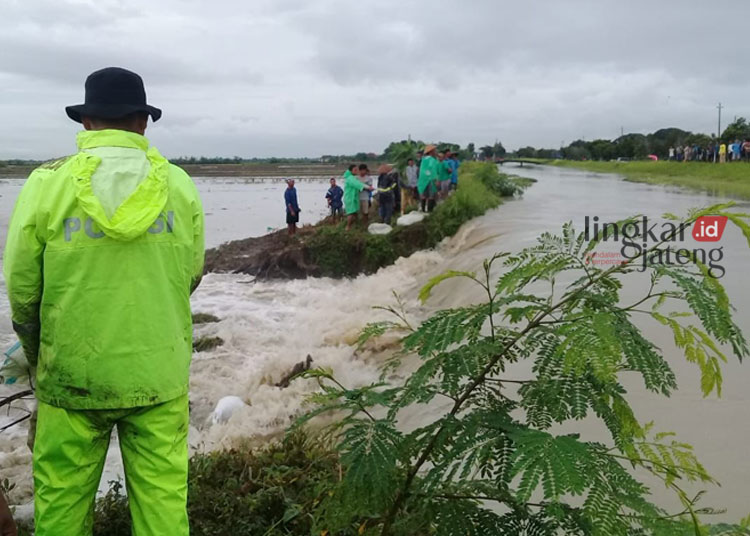 Tanggul Sungai di Tambirejo Demak Jebol, Warga  Lakukan Penanganan Darurat