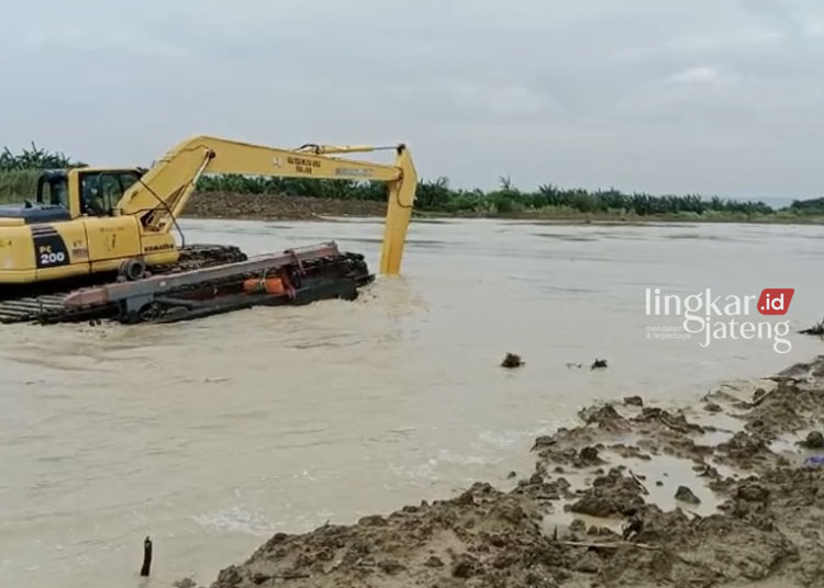 Hujan Jadi Kendala Penguatan Tanggul Sungai Wulan di Demak
