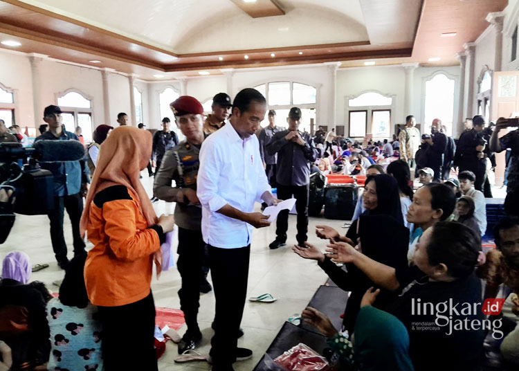 Tinjau Banjir di Demak, Jokowi Minta Pemda Lakukan Penanganan Jangka Panjang